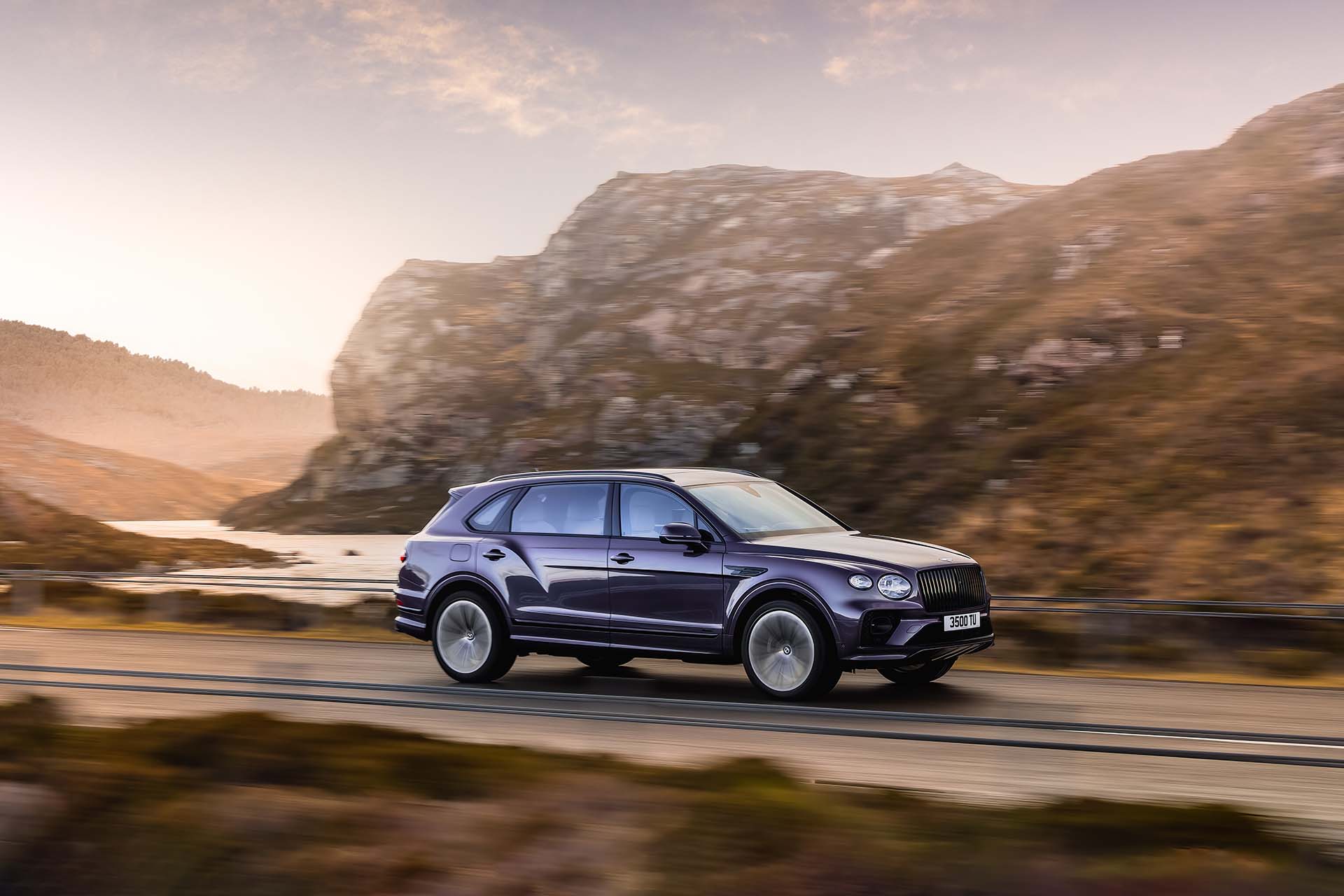 挑戰 Cullinan 強權？Bentley 發表第 5 款新車，Bentayga EWB 超舒適的啦！