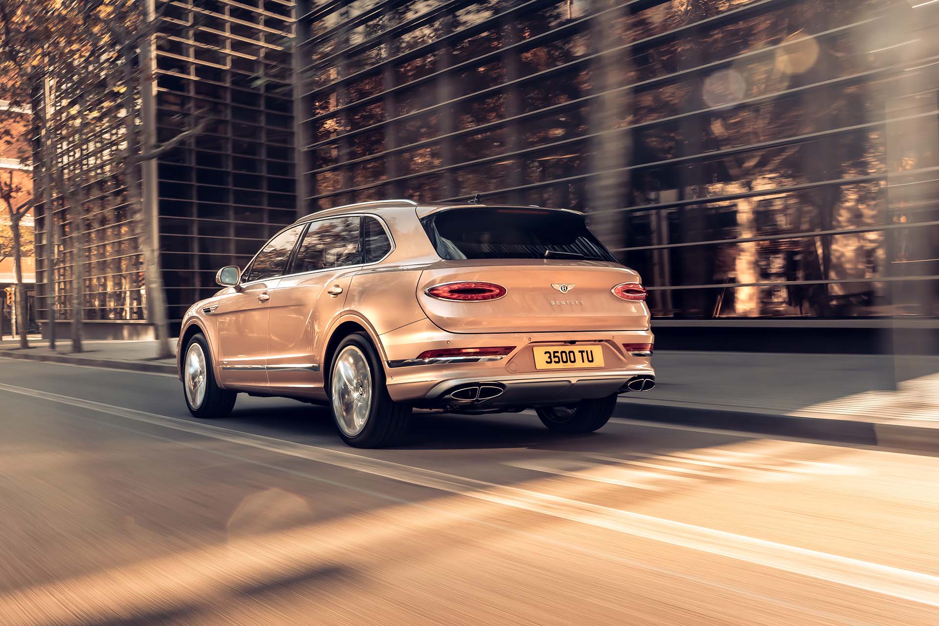 挑戰 Cullinan 強權？Bentley 發表第 5 款新車，Bentayga EWB 超舒適的啦！