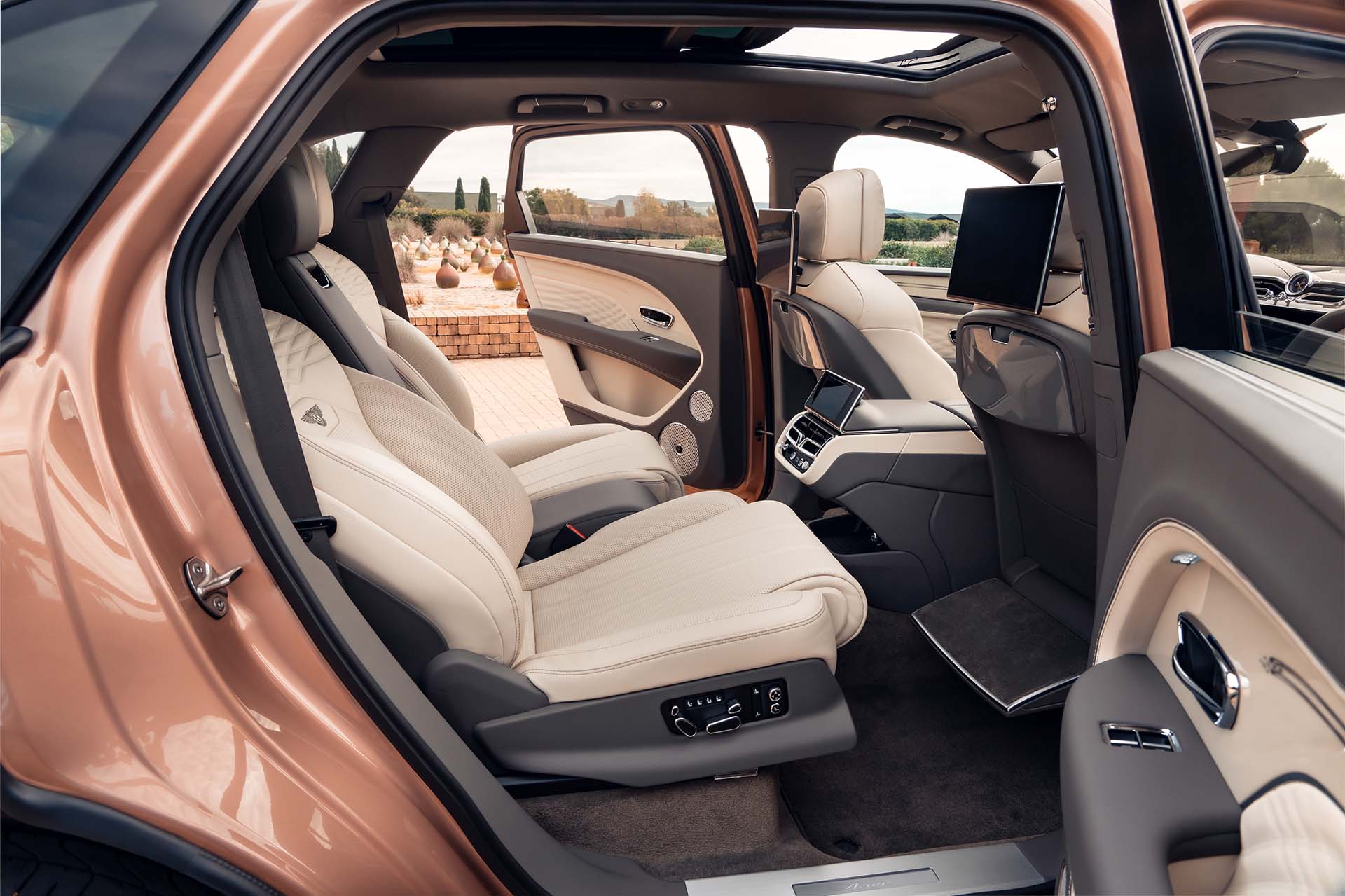挑戰 Cullinan 強權？Bentley 發表第 5 款新車，Bentayga EWB 超舒適的啦！
