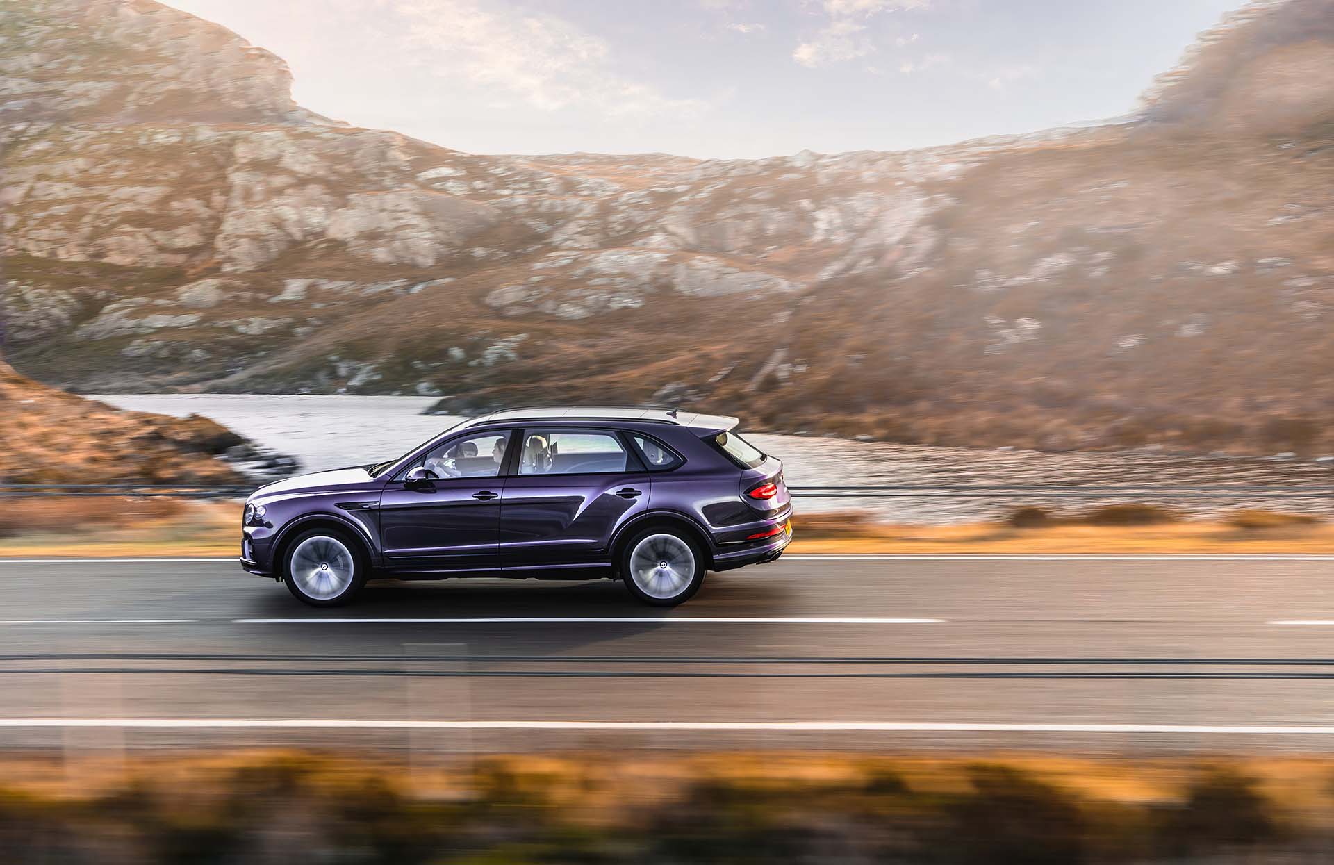 挑戰 Cullinan 強權？Bentley 發表第 5 款新車，Bentayga EWB 超舒適的啦！