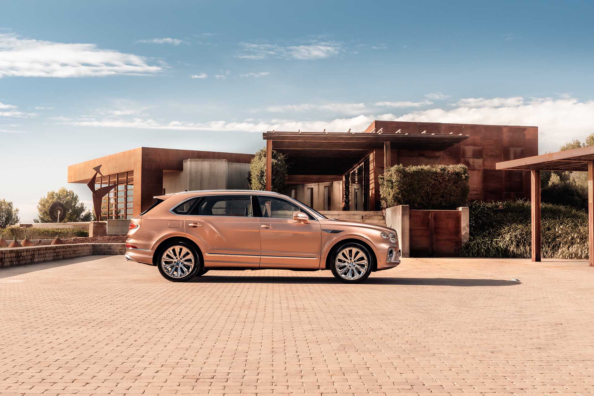 挑戰 Cullinan 強權？Bentley 發表第 5 款新車，Bentayga EWB 超舒適的啦！