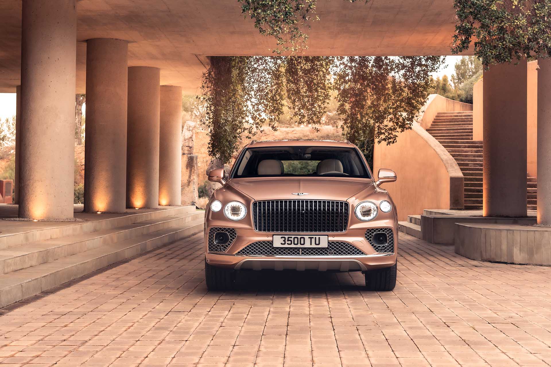 挑戰 Cullinan 強權？Bentley 發表第 5 款新車，Bentayga EWB 超舒適的啦！