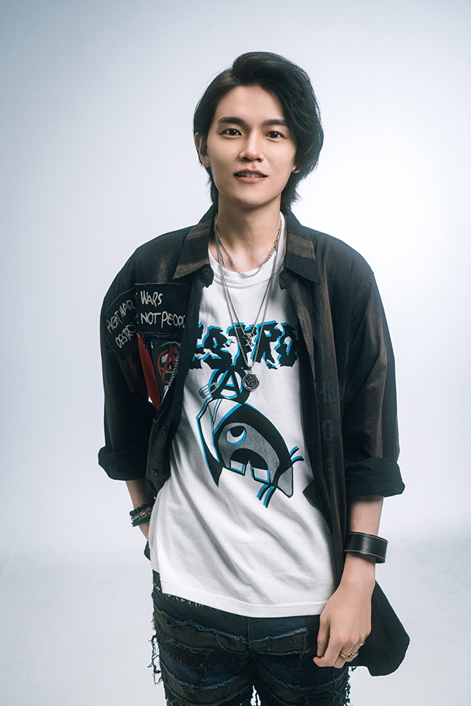 「喪系才子」大秀深情魅力！Any安偉 睽違一年、正式推出〈月光長袖〉音樂錄影帶