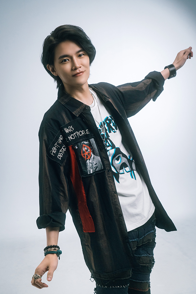 「喪系才子」大秀深情魅力！Any安偉 睽違一年、正式推出〈月光長袖〉音樂錄影帶