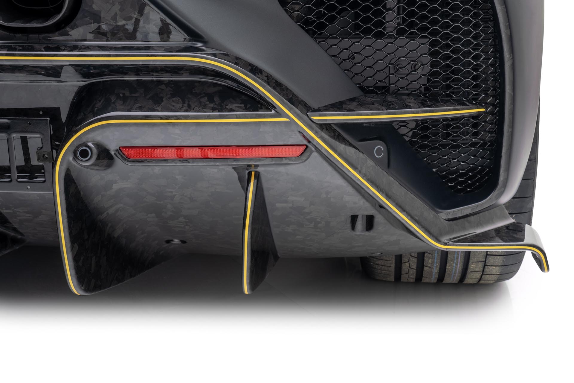 Mansory “F9XX” 新作推出，滿滿「鍛碳」就算了、動力輸出可兇咧！