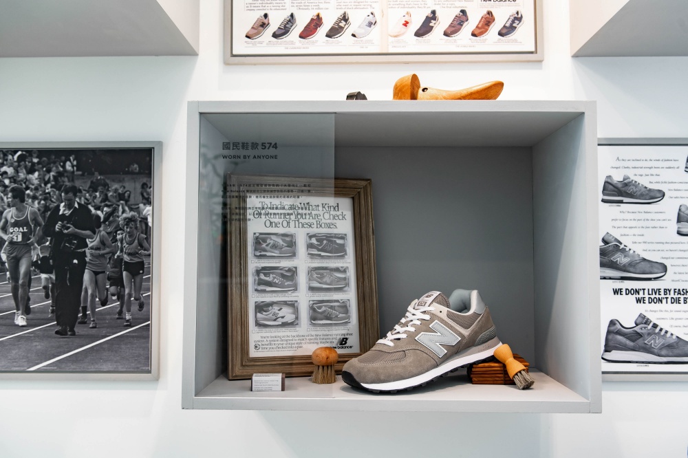 與 IU 間接接觸的機會！ New Balance 2022 「Grey Day」跨界職人特展開催， CAFE!N 聯乘餐飲必吃必拍！