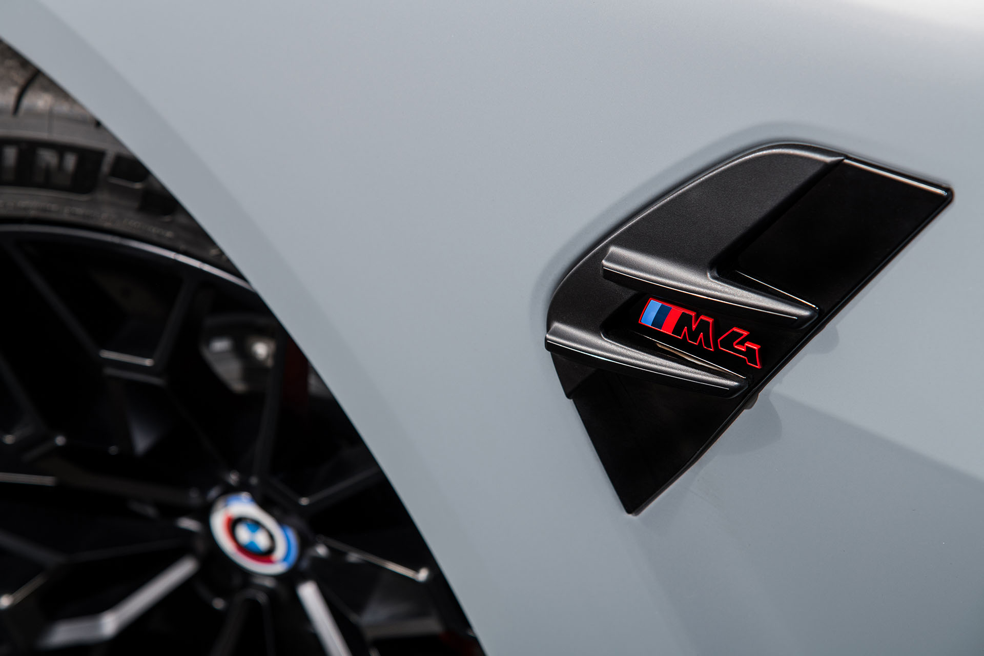 全球限量 1,000 部！BMW 帶來 M4 CSL 輕量化雙門跑車，又是最速寶馬！