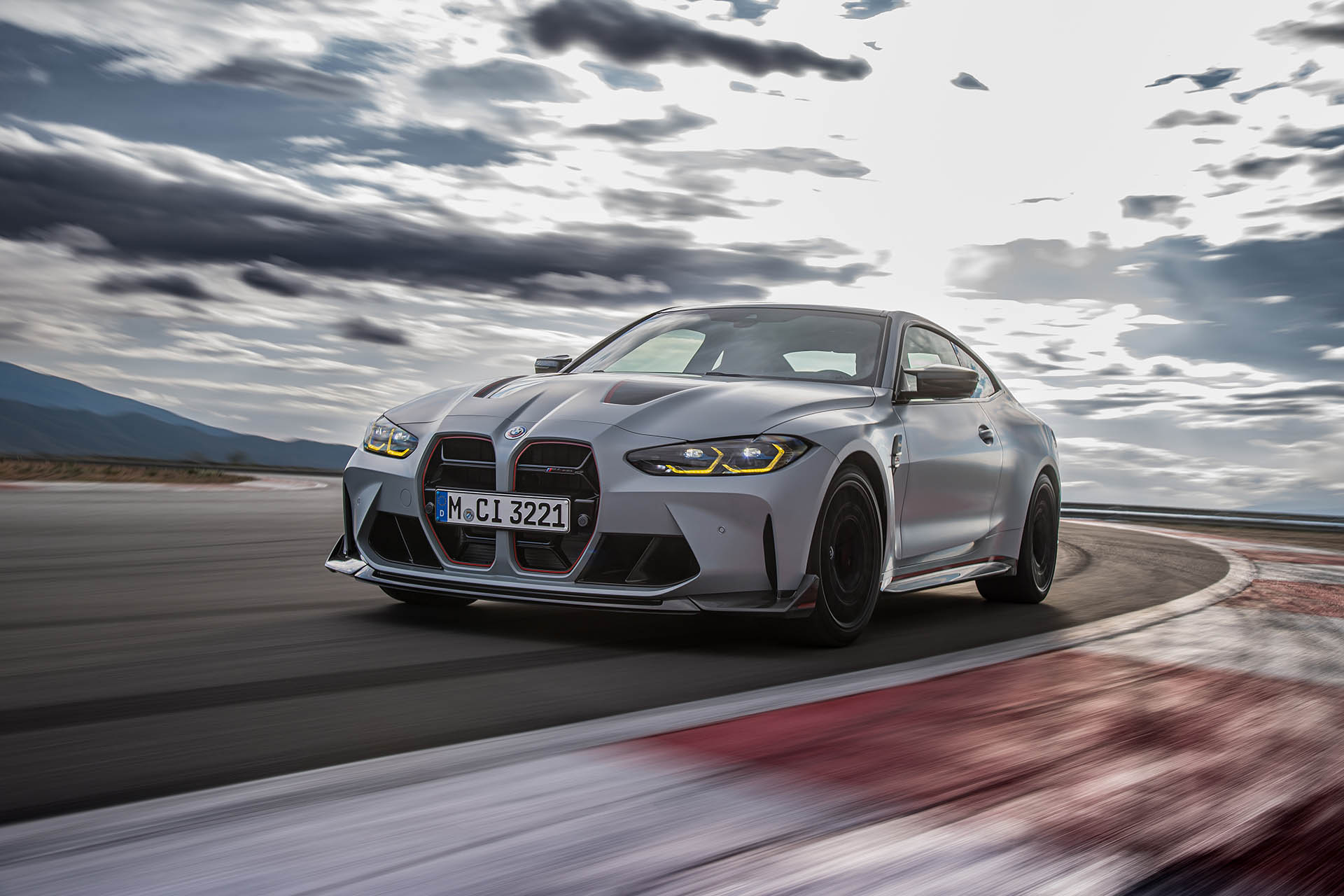 全球限量 1,000 部！BMW 帶來 M4 CSL 輕量化雙門跑車，又是最速寶馬！