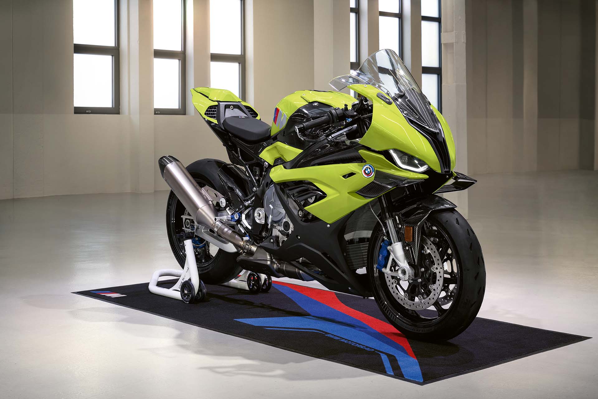 地表最強「二輪 M Power」！BMW Motorrad 發布 M 1000 RR 50 Year M 紀念車款