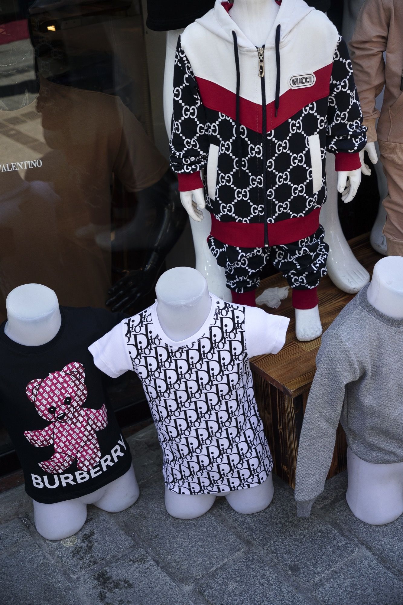 若你能不花大錢買像真鞋的假貨，還會想用炒價買鞋嗎？