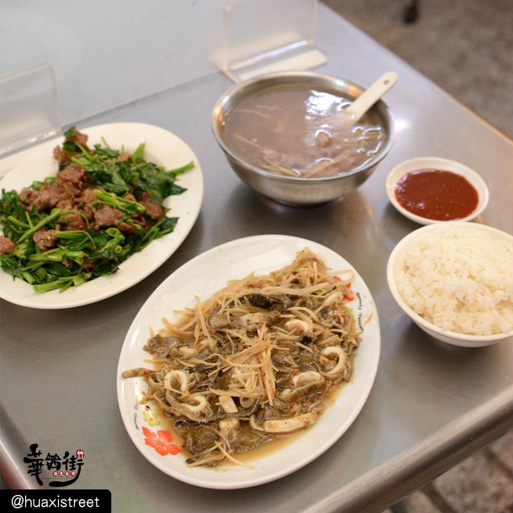 米其林推薦小吃！古早味天堂「華西街觀光夜市」：限量菊花肉麵、黑金滷肉飯、生炒溫體牛肉