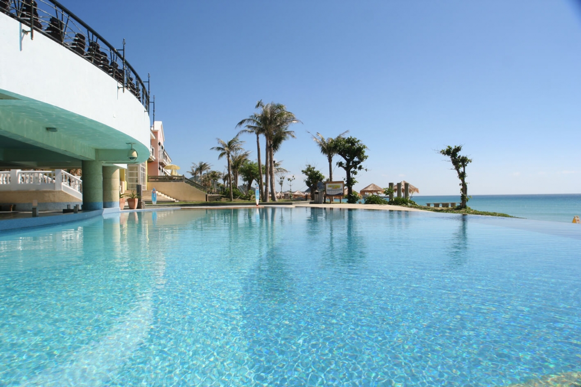 帶女友住這間就對了！超夯「無邊際泳池」IG 狂洗版：港口海天一線、山林迷霧湖景、連通免稅店超好買