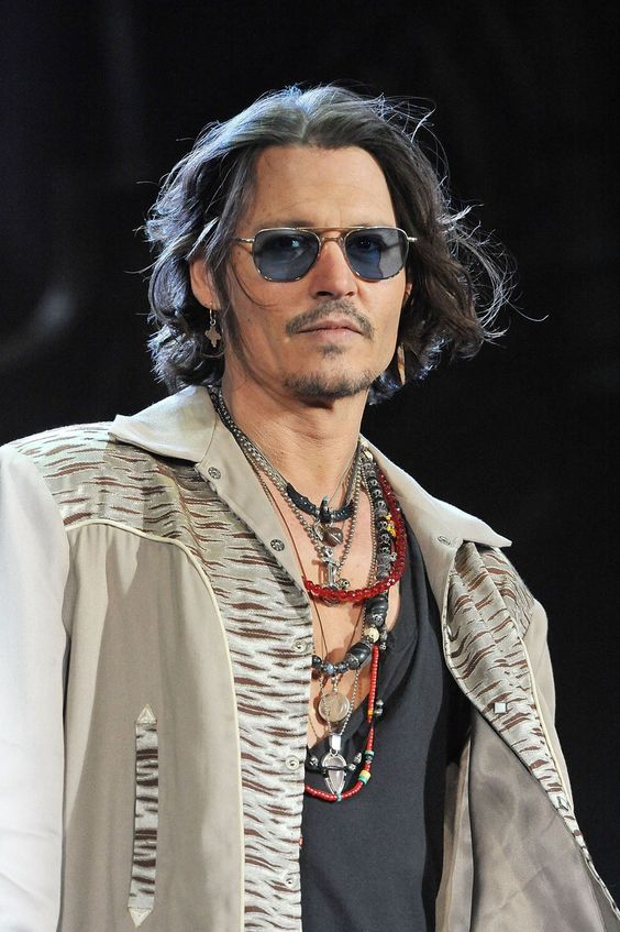 Johnny Depp 使用大量銀飾珠串成就率性不羈