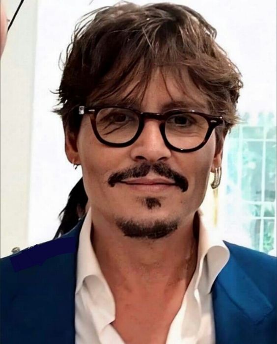Johnny Depp 著用眼鏡配件打造精緻氛圍