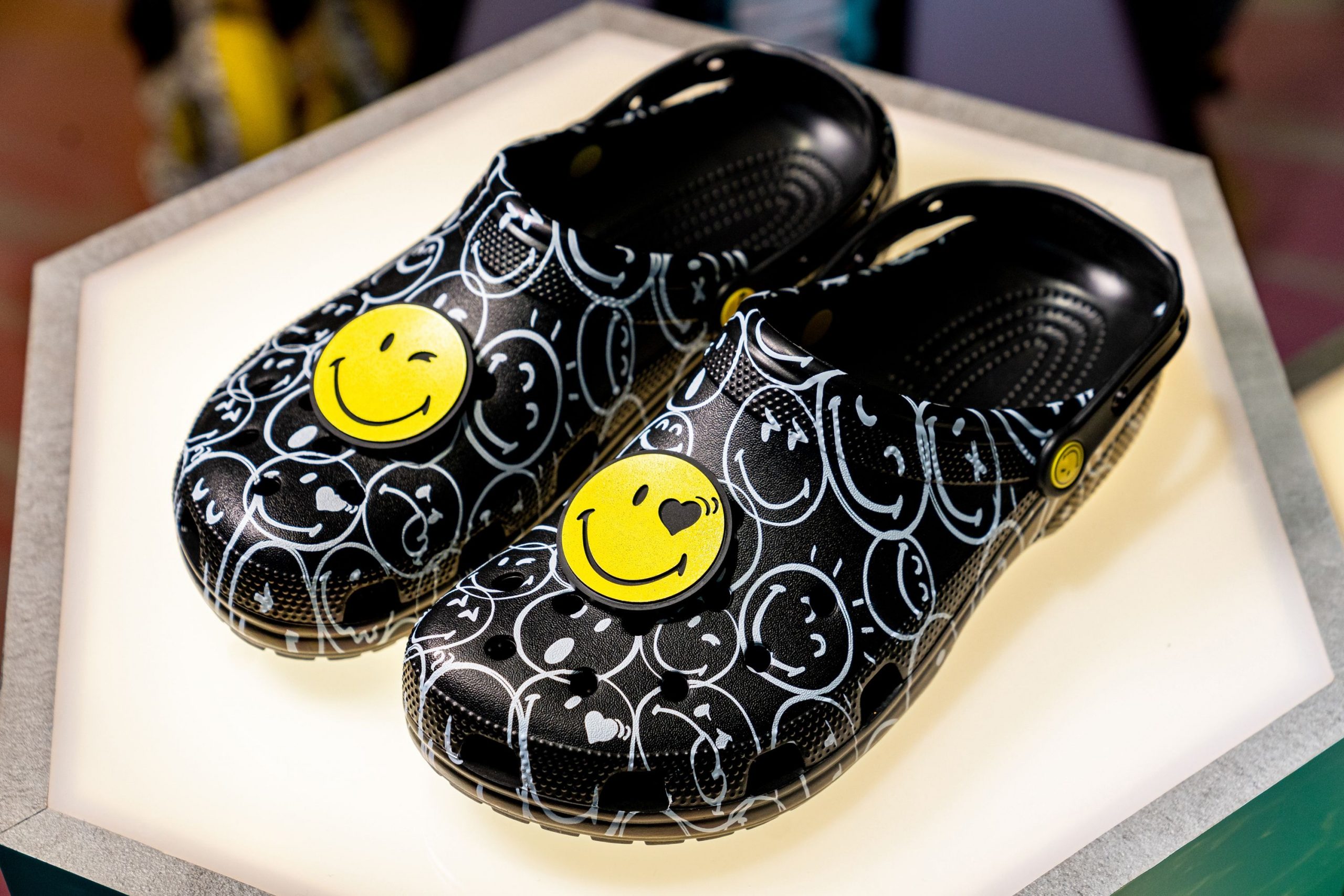 鞋履跨界之王！CROCS 夏漾時尚快閃店空降「新光三越 A11」