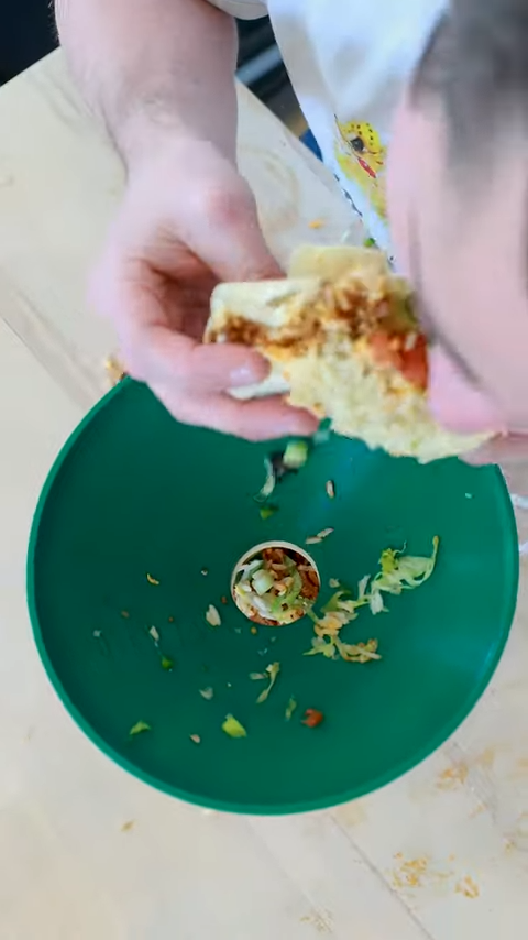 著名youtuber  Unnecessary Inventions 推出了吃 taco 專用的機器