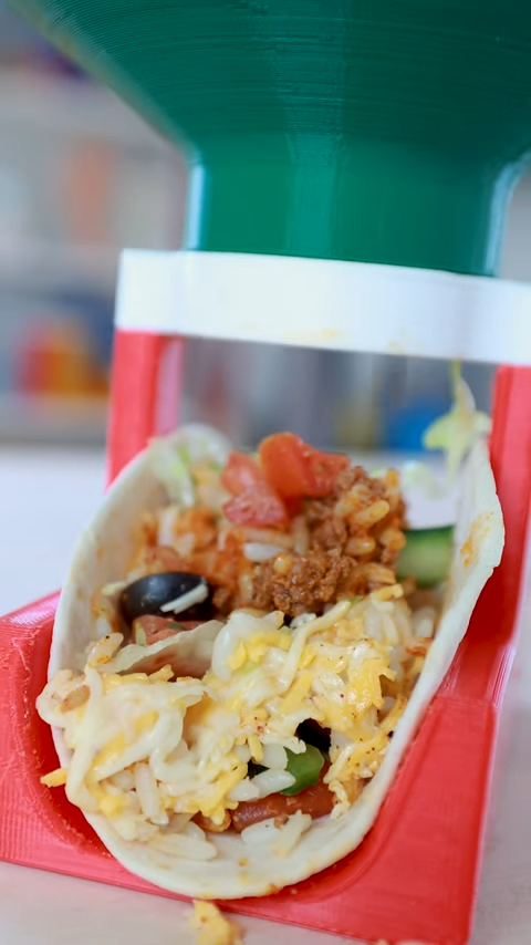 著名youtuber  Unnecessary Inventions 推出了吃 taco 專用的機器