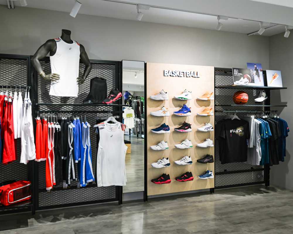 魏如昀現身詮釋復古穿搭哲學！ASICS台北旗艦店嶄新開幕