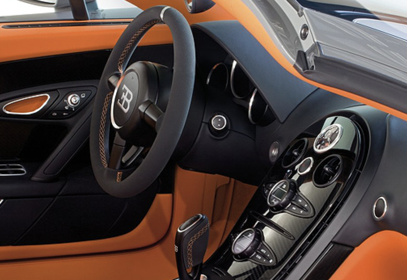 好貴的大玩具！C 羅 6000 萬超跑 Bugatti Veyron 遭保鑣失控撞爛，全球限量僅 10 台！