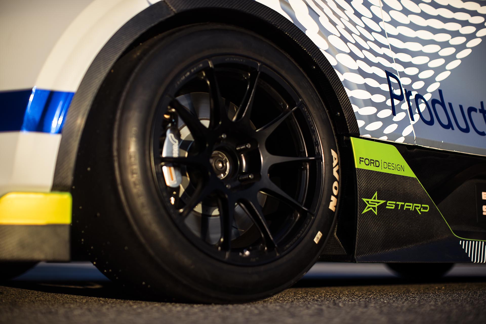 下單即送達？Ford 演示純電 SuperVan 超狂廂型車、坐擁「四位數」超強輸出！