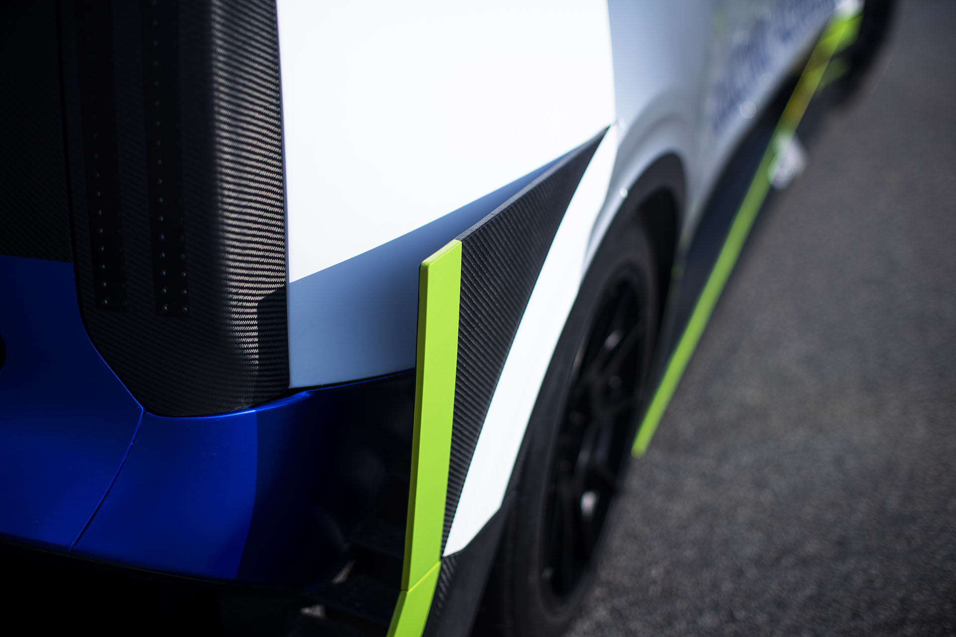 下單即送達？Ford 演示純電 SuperVan 超狂廂型車、坐擁「四位數」超強輸出！