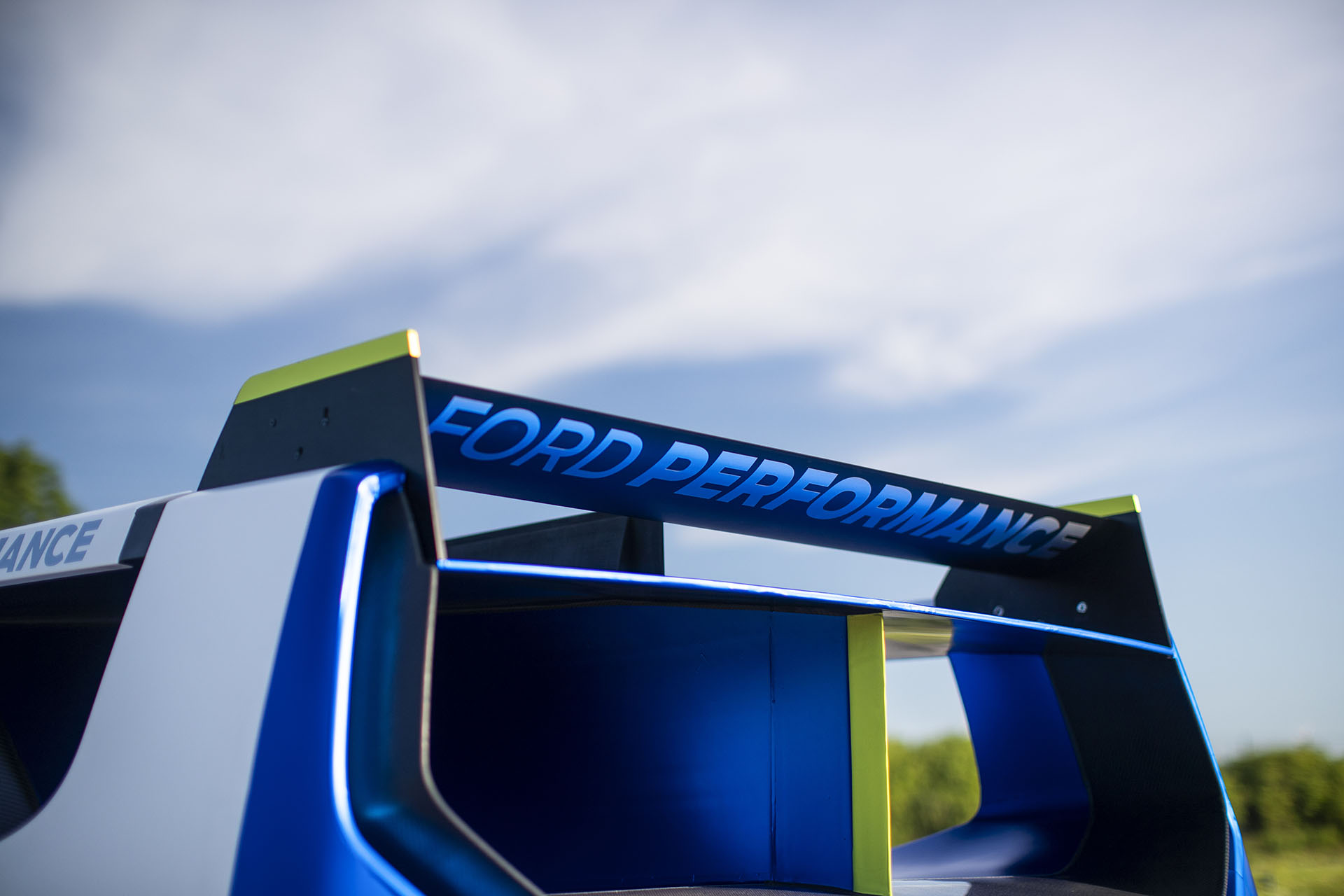 下單即送達？Ford 演示純電 SuperVan 超狂廂型車、坐擁「四位數」超強輸出！