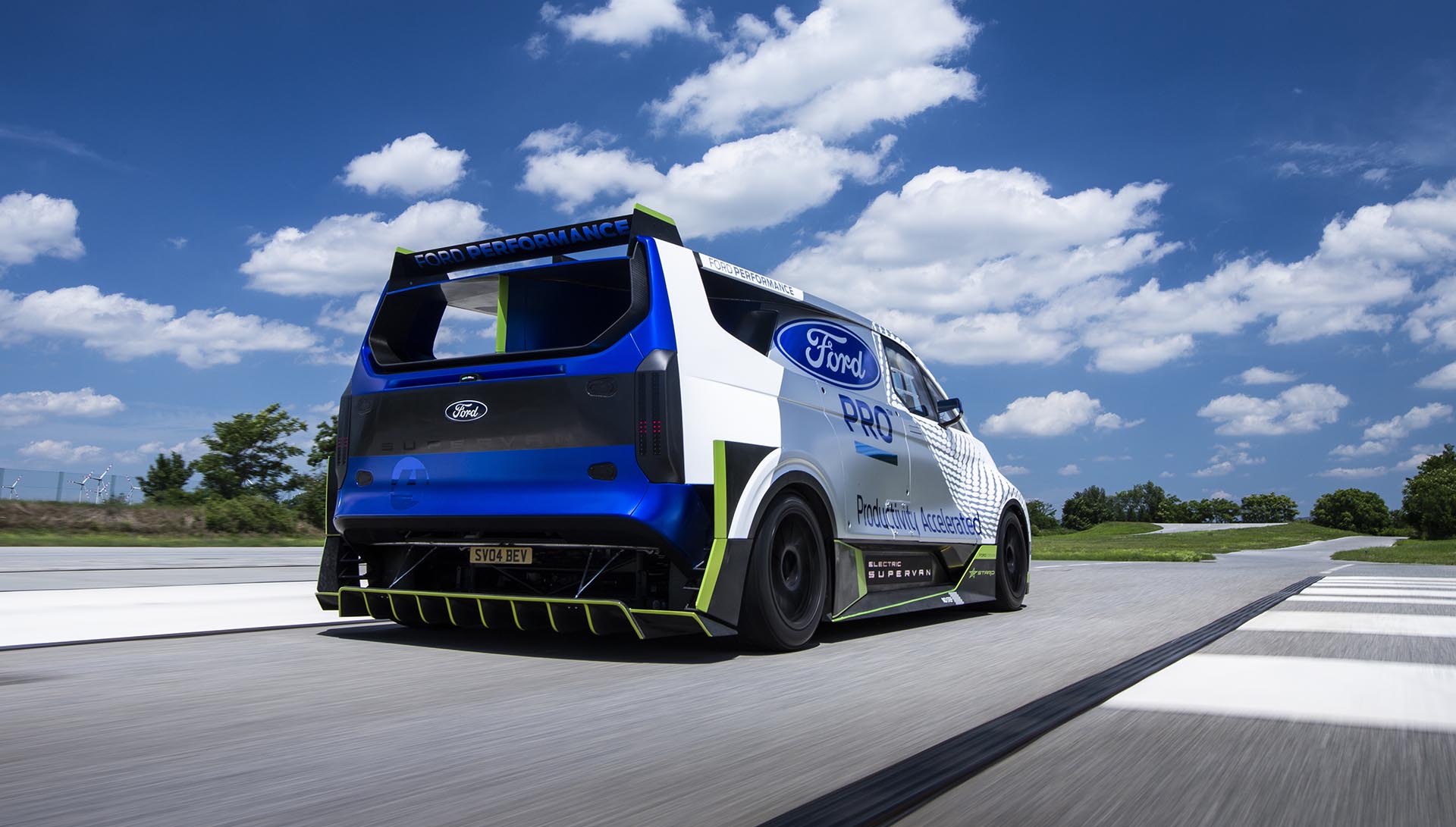 下單即送達？Ford 演示純電 SuperVan 超狂廂型車、坐擁「四位數」超強輸出！