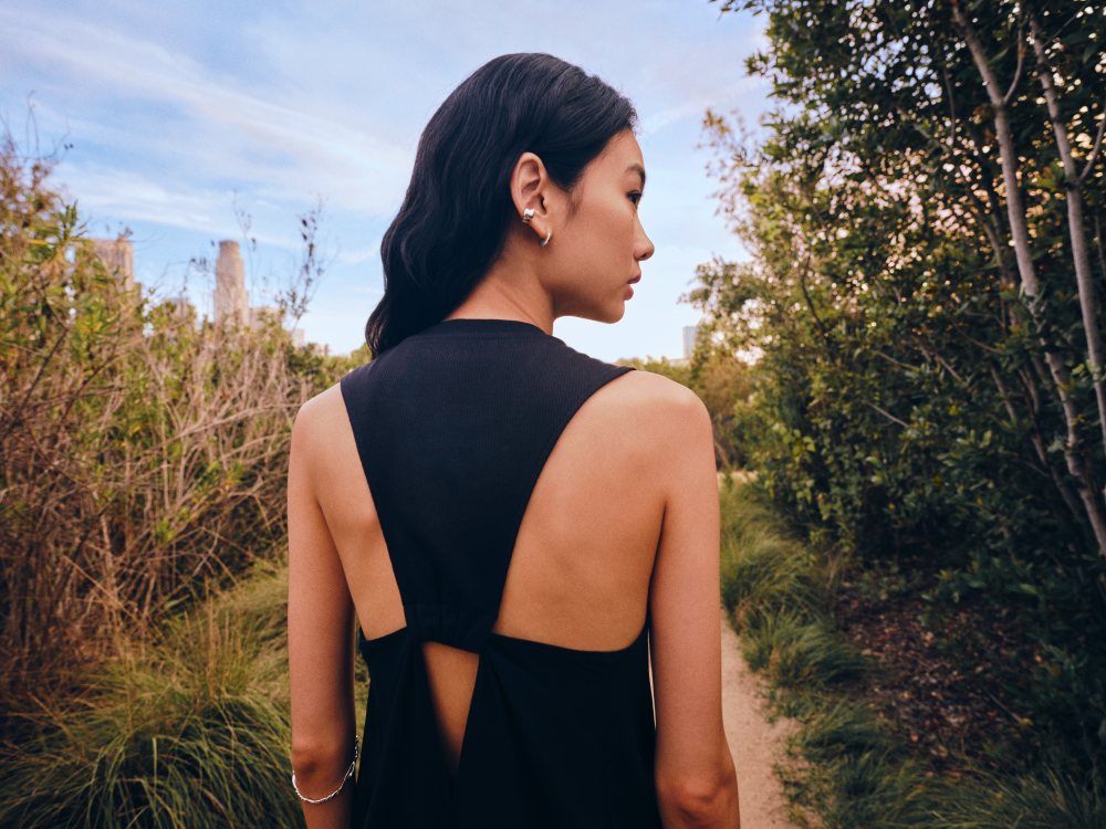 《魷魚遊戲》第二季就穿這套？鄭浩妍搶先詮釋 adidas 全新 New Capsule 運動系列，開衩洋裝展現修長身材！