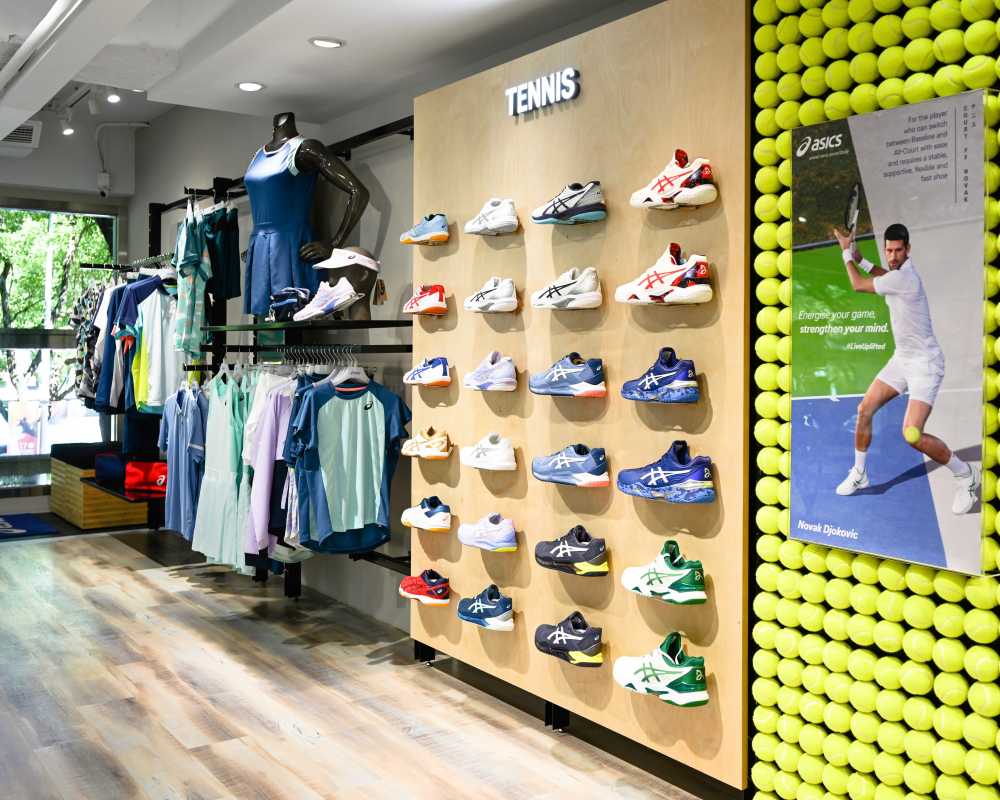 魏如昀現身詮釋復古穿搭哲學！ASICS台北旗艦店嶄新開幕