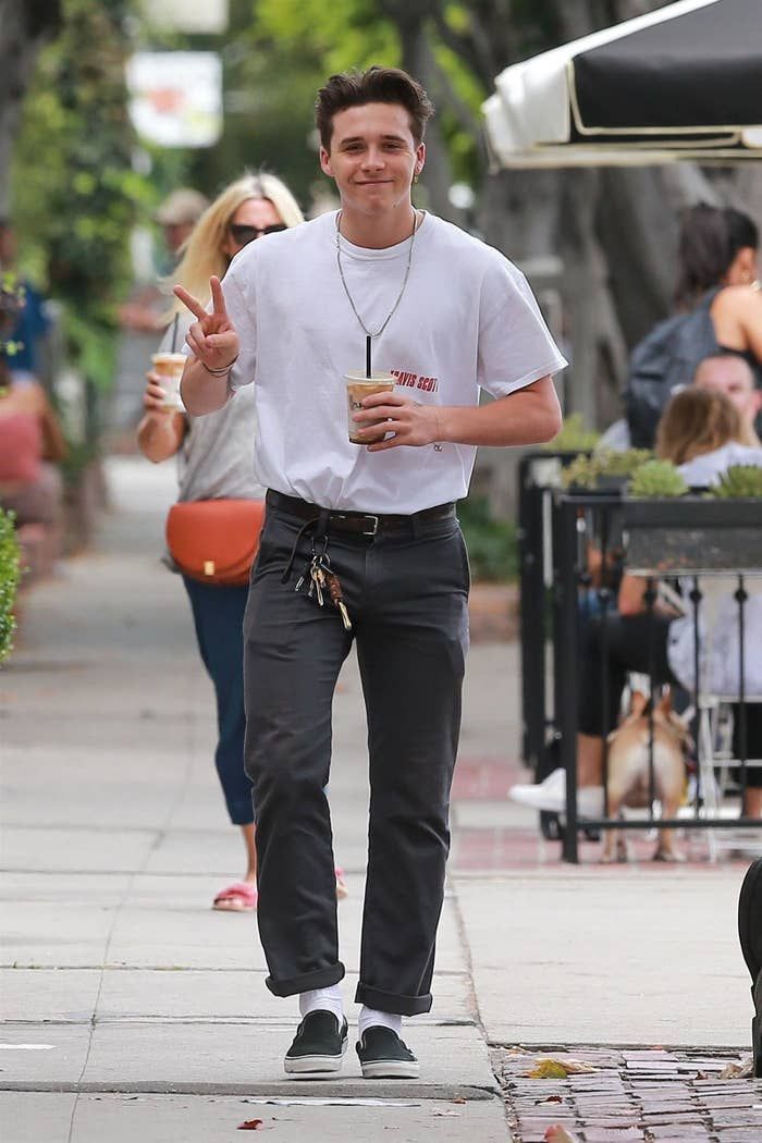 Brooklyn Beckham's outfit 2022夏季必學T-Shirt穿搭 tips1.合身褲款與皮帶的完美 combo