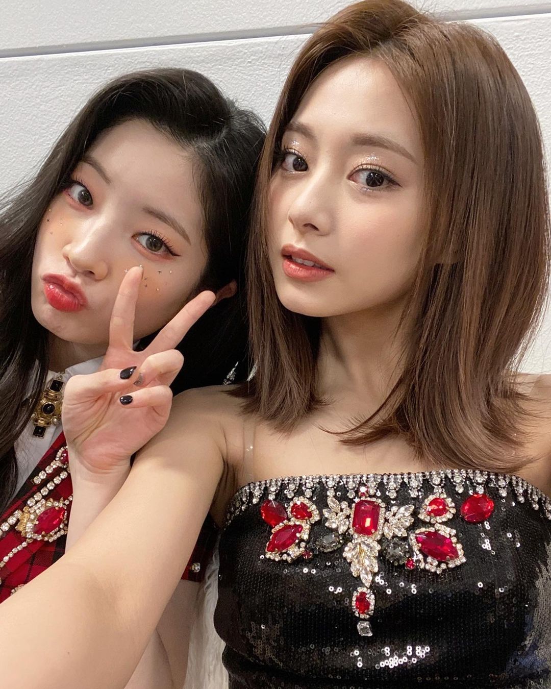 子瑜將滿 23 歲了！粉絲豪氣包下「生日應援」美照佔領台北 101 、首爾市中心