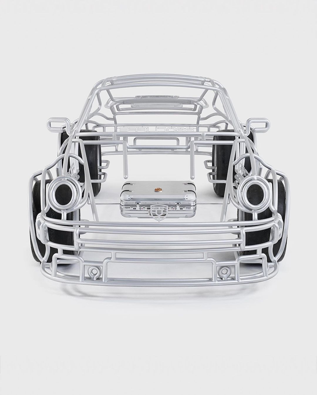 不能上路的藝術品！雕塑家紀念 RIMOWA x Porsche 聯名，打造「鐵管製」911 跑車！