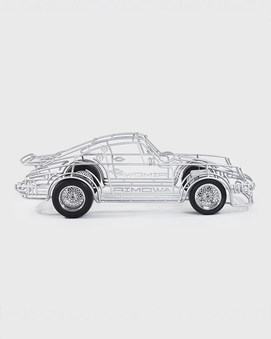 不能上路的藝術品！雕塑家紀念 RIMOWA x Porsche 聯名，打造「鐵管製」911 跑車！
