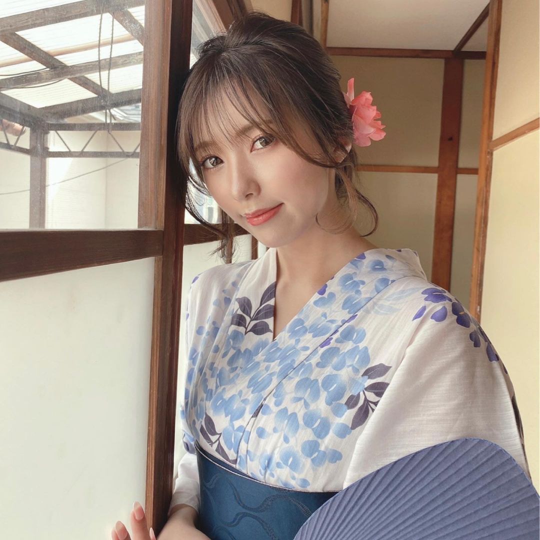 AV 新生代女優有點色色！抱「超巨陽具」嬌羞笑　手勢看來有玄機