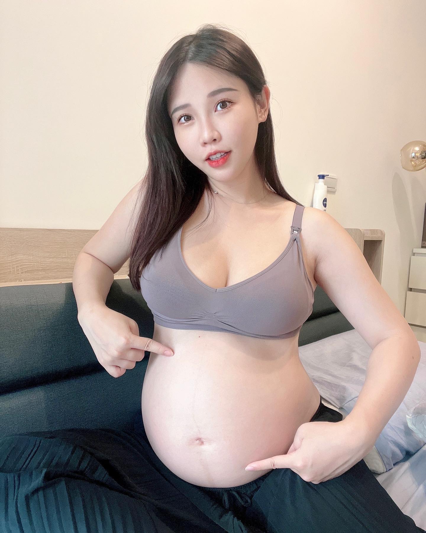 咪妃懷孕進入 9 個月，胸前罩杯也跟著三級跳。（圖：臉書）