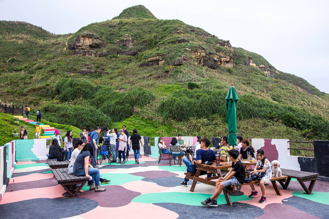 週末一日遊！2022「北海岸打卡景點」療癒身心：360度落日山海全景、運礦鐵道、天堂仙境眺望龜山島