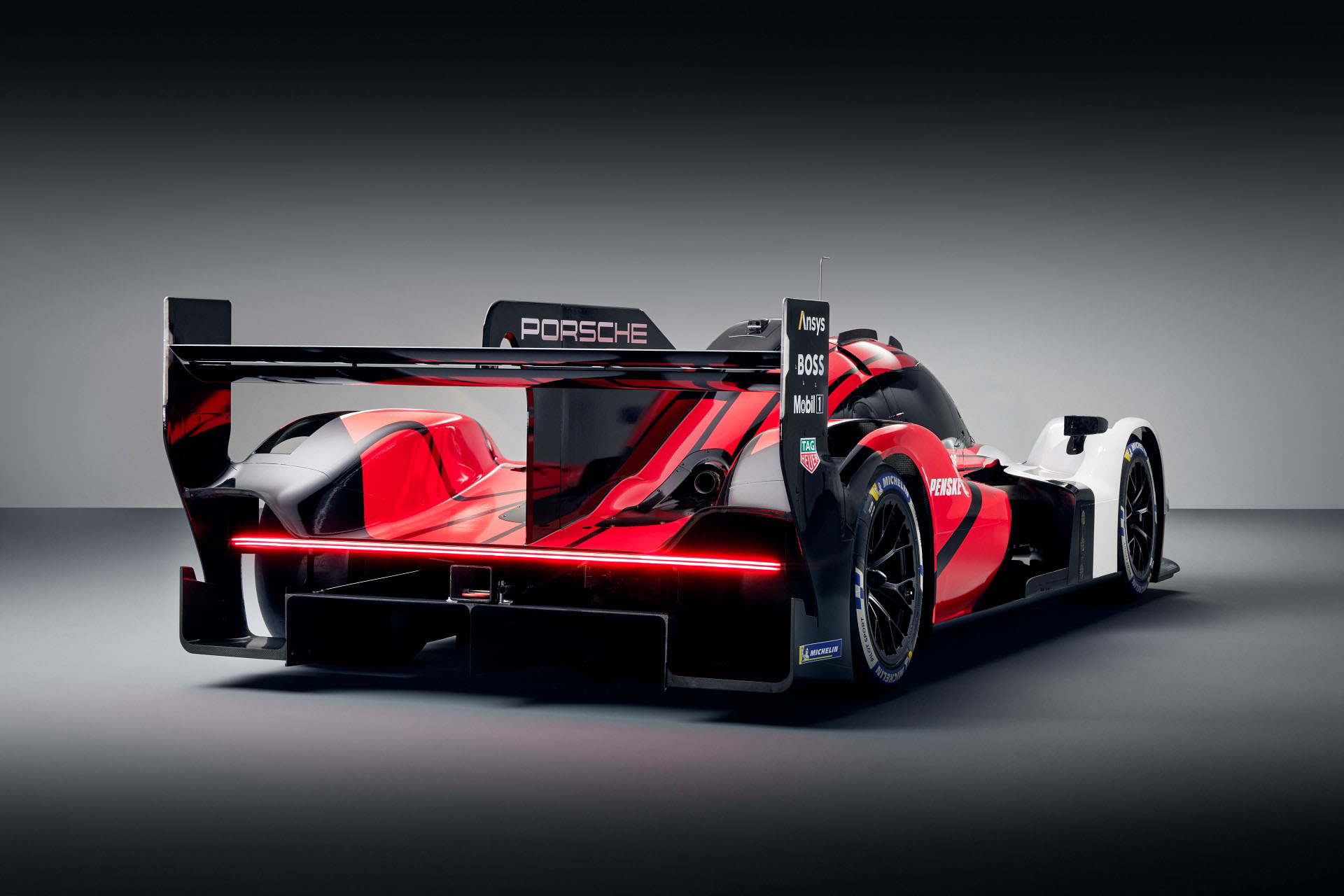 首次現身，Porsche 動態演示 963 LMDh 原型賽車角逐全球賽事