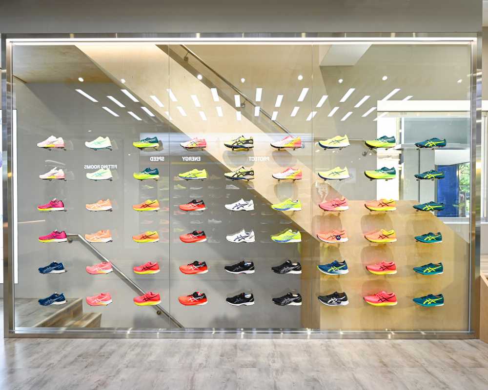 魏如昀現身詮釋復古穿搭哲學！ASICS台北旗艦店嶄新開幕