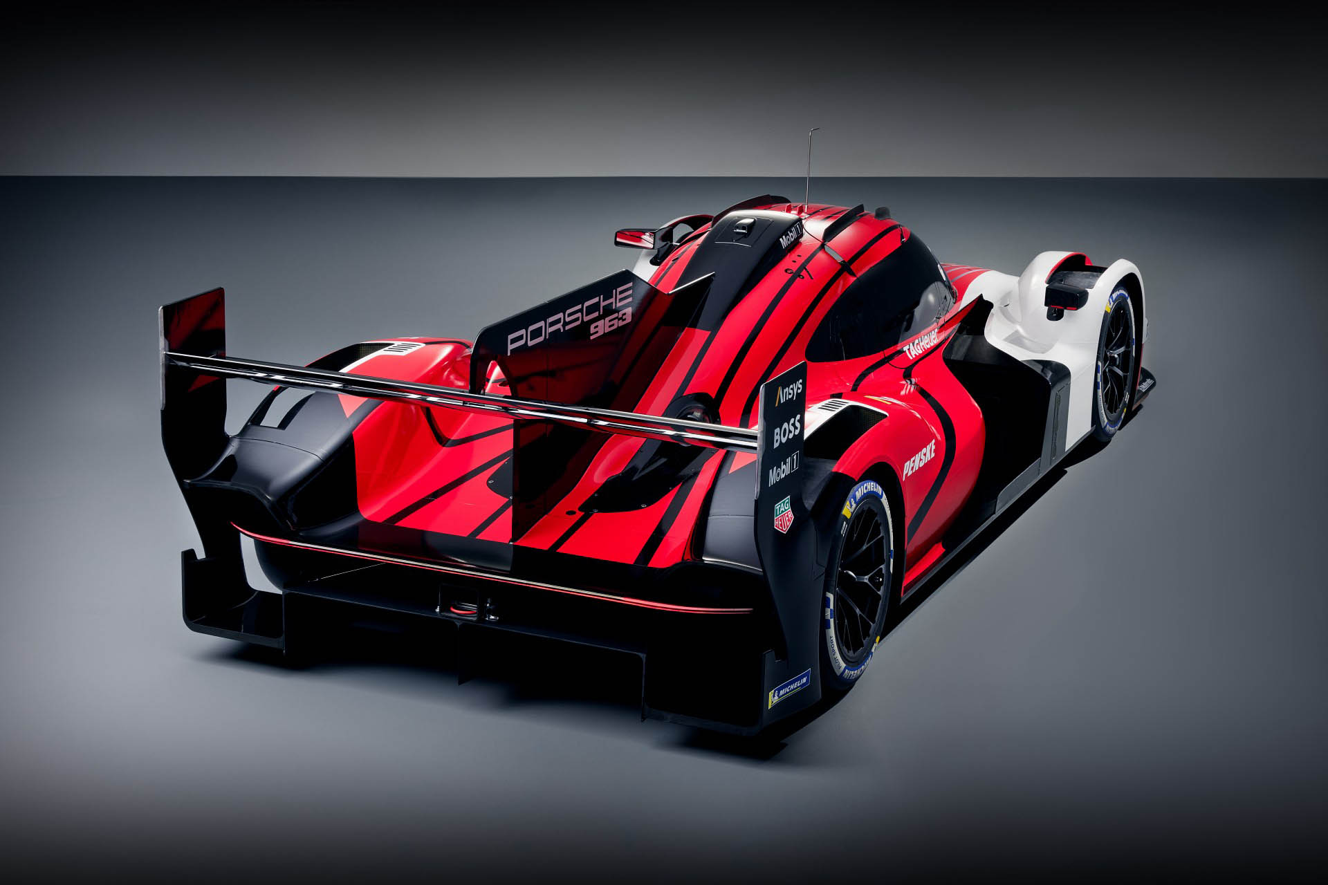 首次現身，Porsche 動態演示 963 LMDh 原型賽車角逐全球賽事