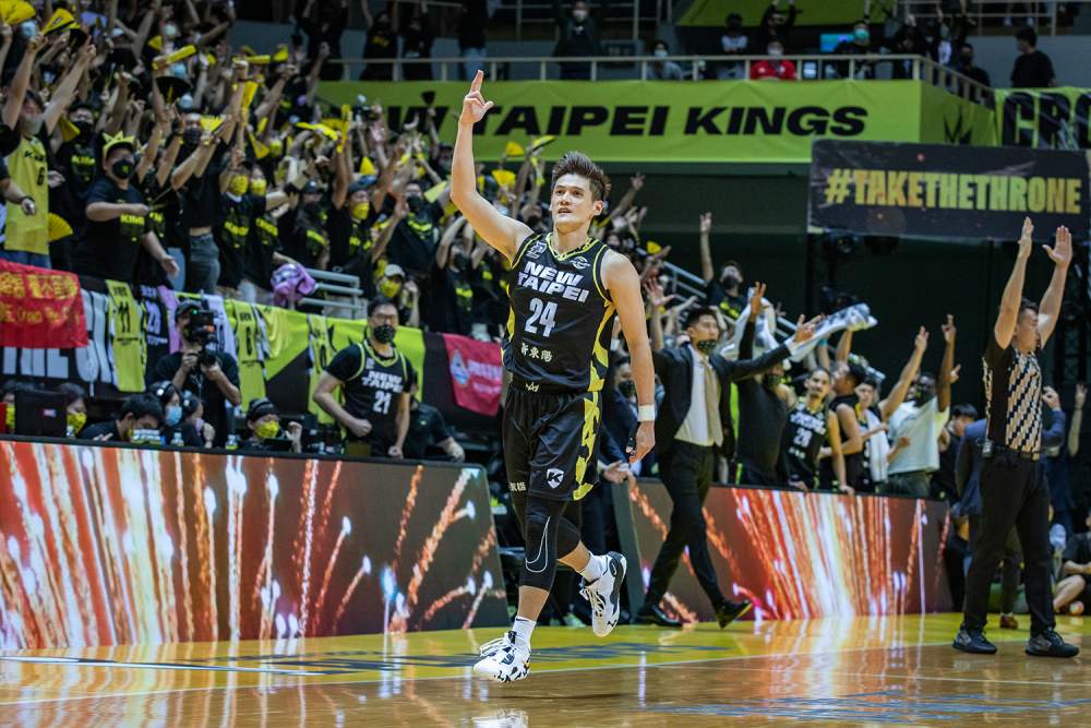 楊敬敏狂飆 32 分締造本土季後賽紀錄！新北國王主場大勝新竹街口攻城獅，拉二連勝扳平系列賽！