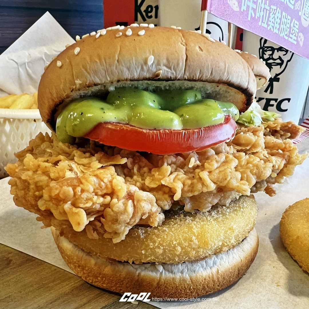 起司控預備！肯德基 2022 年度新品「濃厚切達起司圈咔啦雞腿堡」限時開賣，酥脆香濃口感更豐富