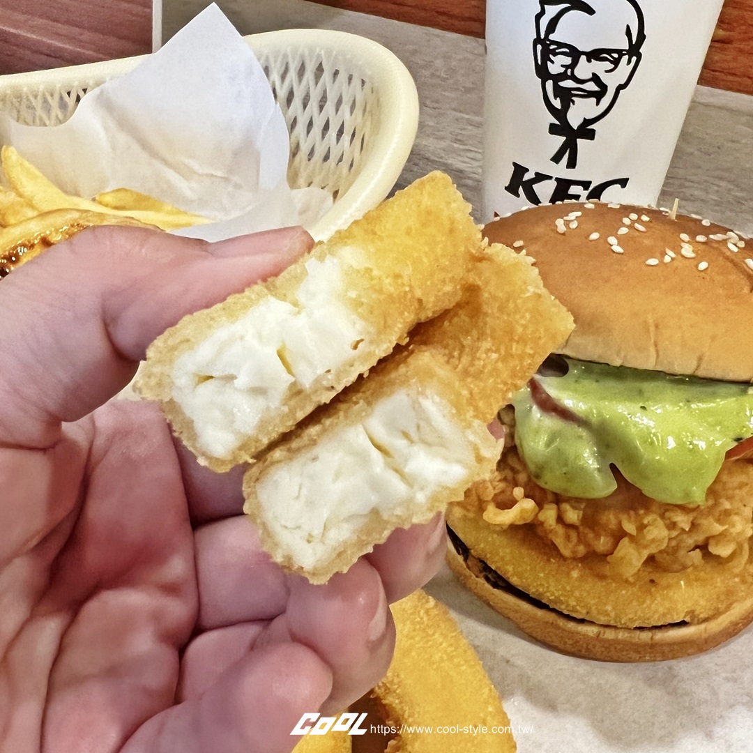 起司控預備！肯德基 2022 年度新品「濃厚切達起司圈咔啦雞腿堡」限時開賣，酥脆香濃口感更豐富