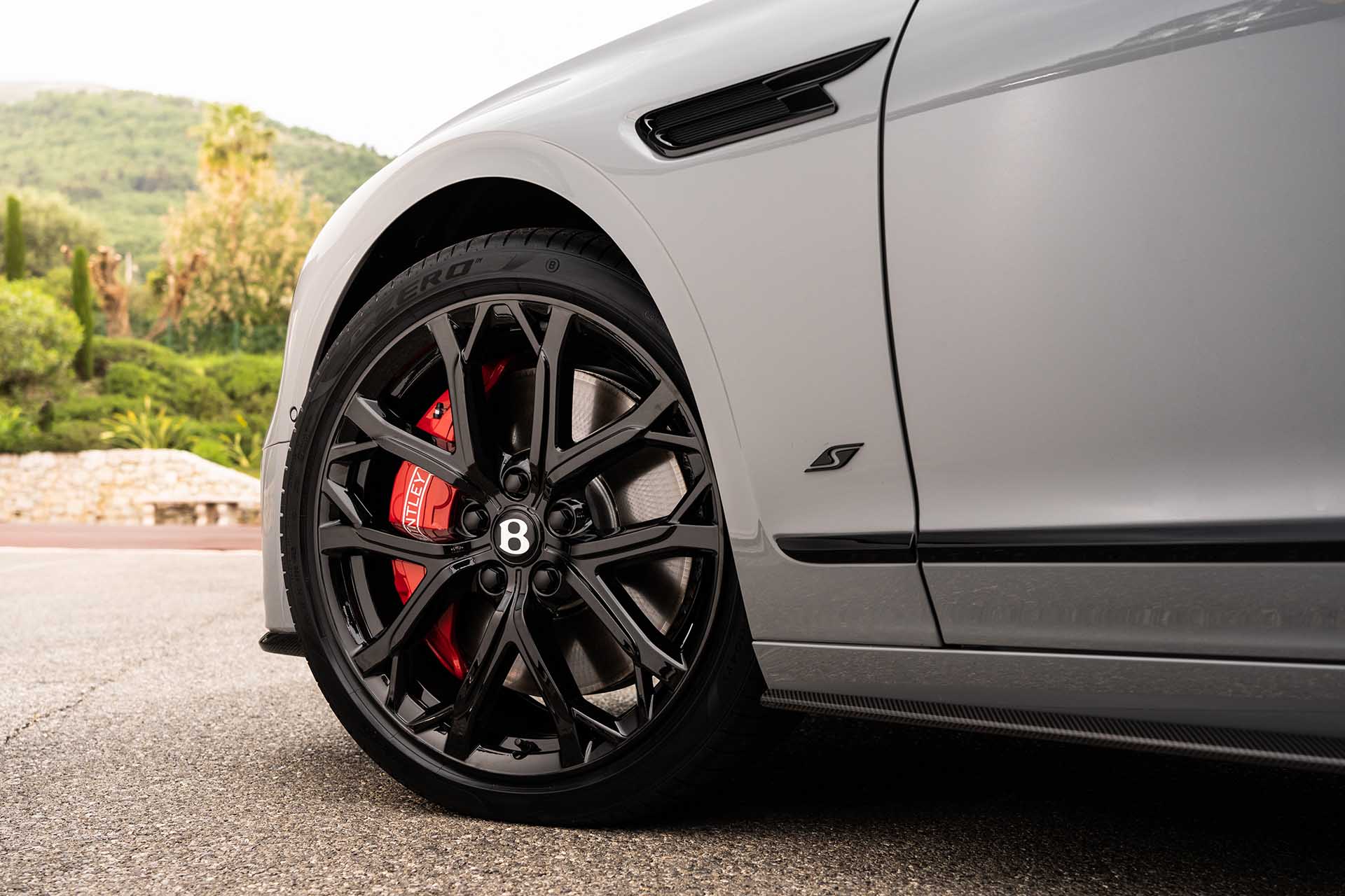 終於補齊？Bentley 發表 Flying Spur S 車型、雙版本怎麼選？