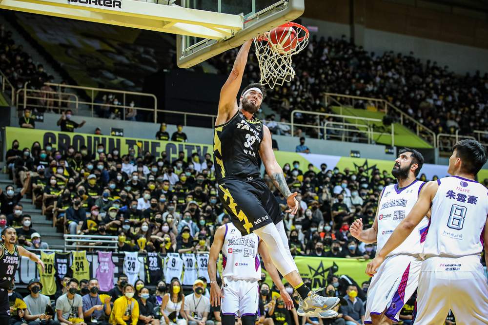 楊敬敏狂飆 32 分締造本土季後賽紀錄！新北國王主場大勝新竹街口攻城獅，拉二連勝扳平系列賽！