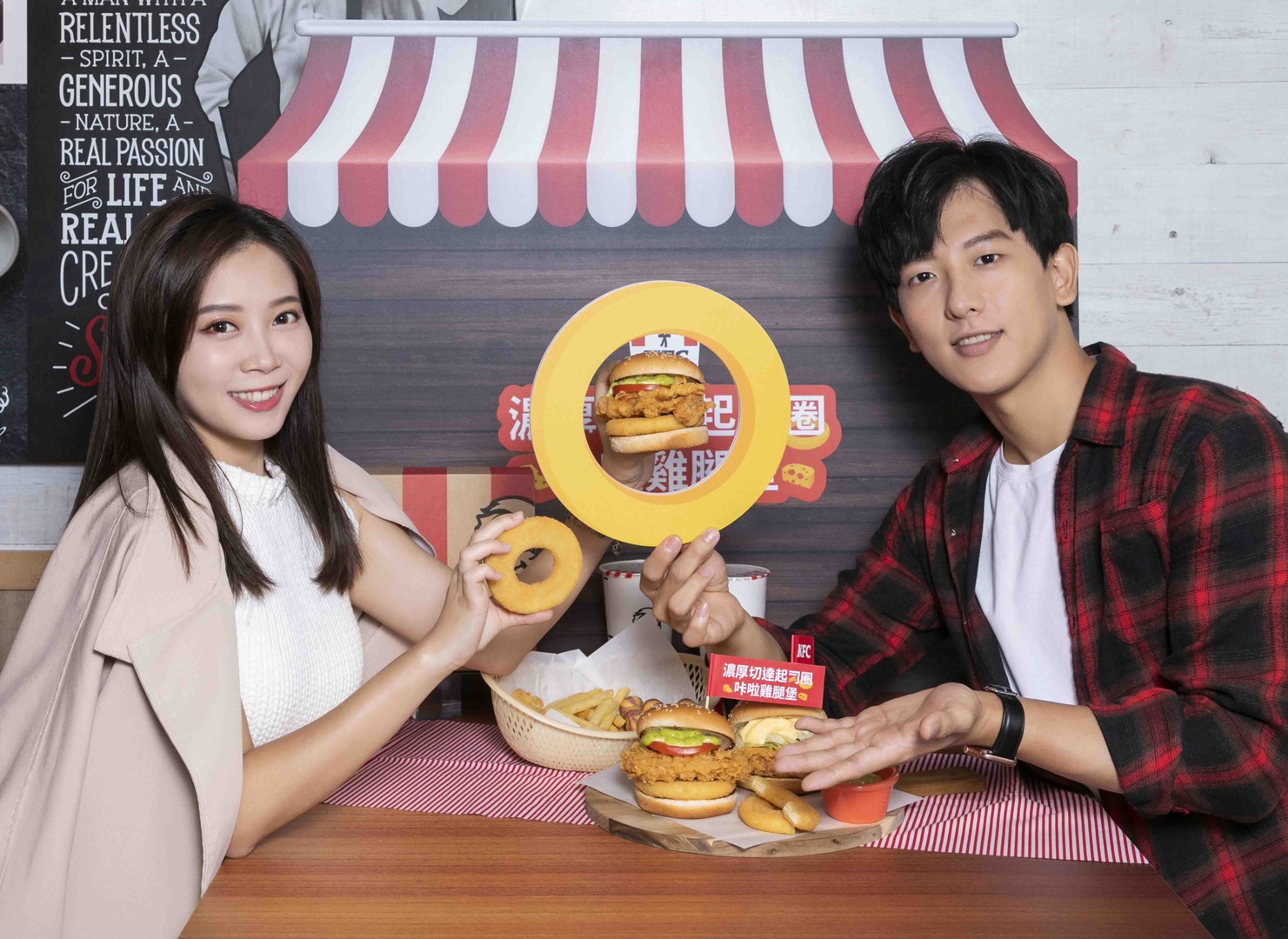 起司控預備！肯德基 2022 年度新品「濃厚切達起司圈咔啦雞腿堡」限時開賣，酥脆香濃口感更豐富