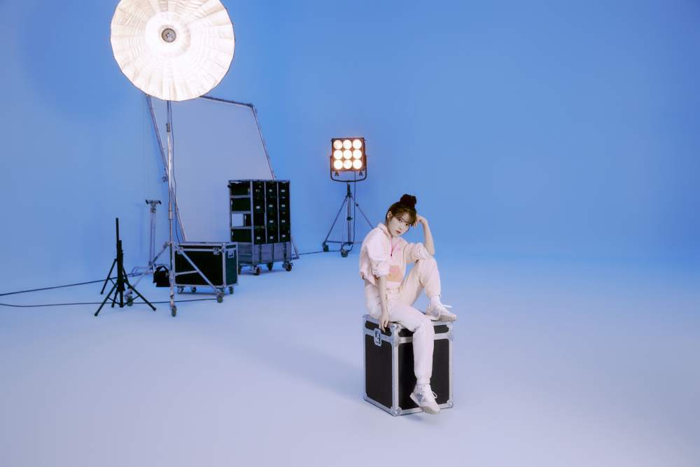 100% 可愛爆擊！IU 攜手 Kawhi Leonard 詮釋 New Balance 全球形象廣告