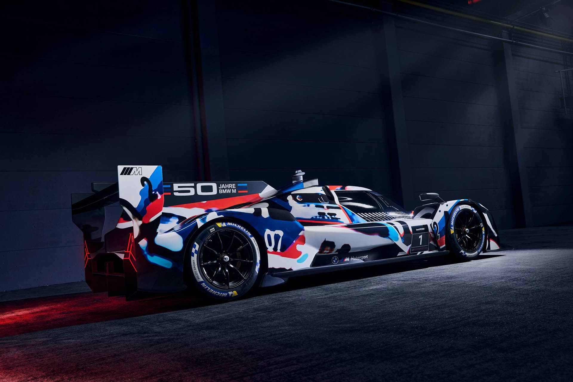 征戰耐久賽事，BMW 發表 M Hybrid V8 LMDh 原型賽車！