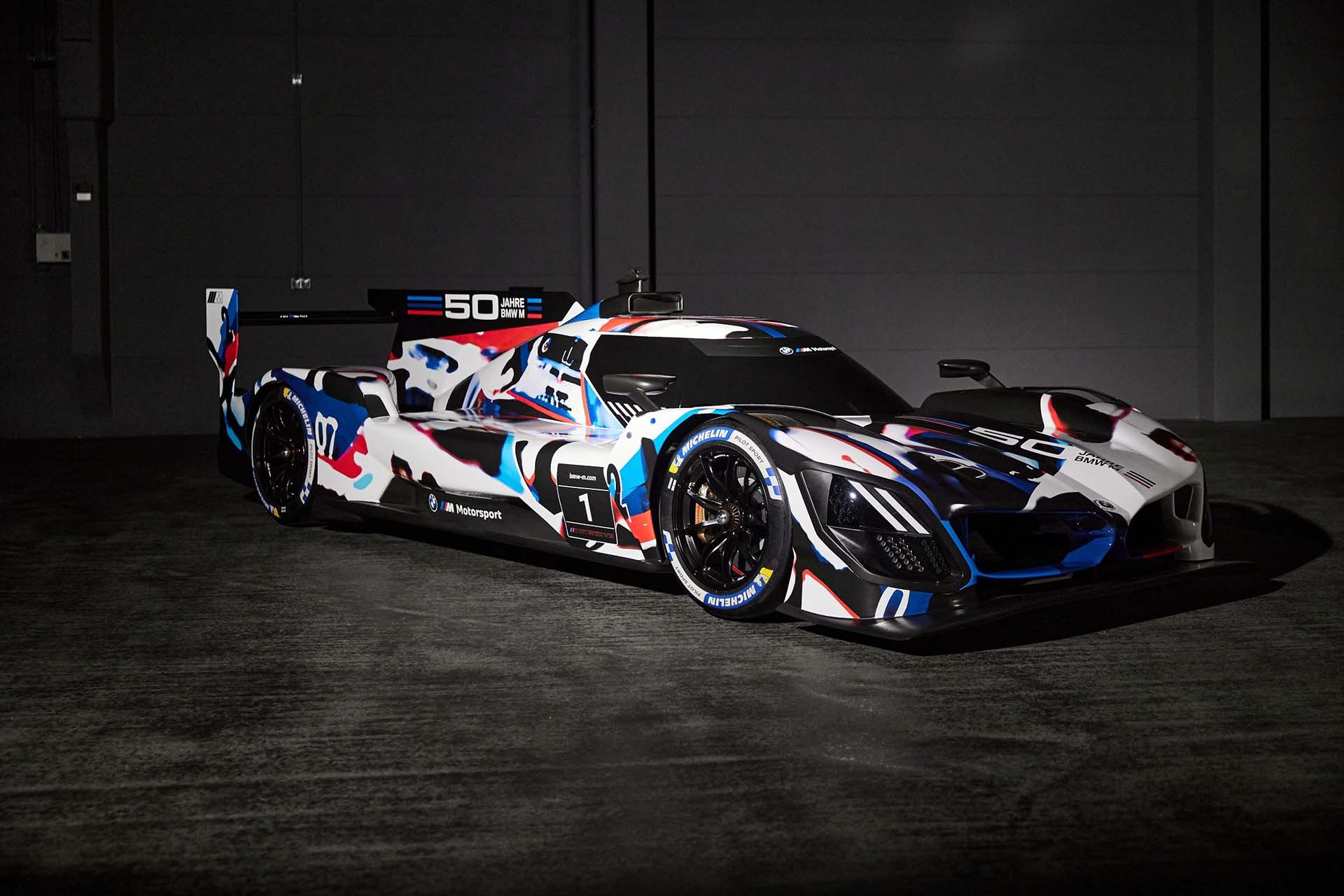 征戰耐久賽事，BMW 發表 M Hybrid V8 LMDh 原型賽車！