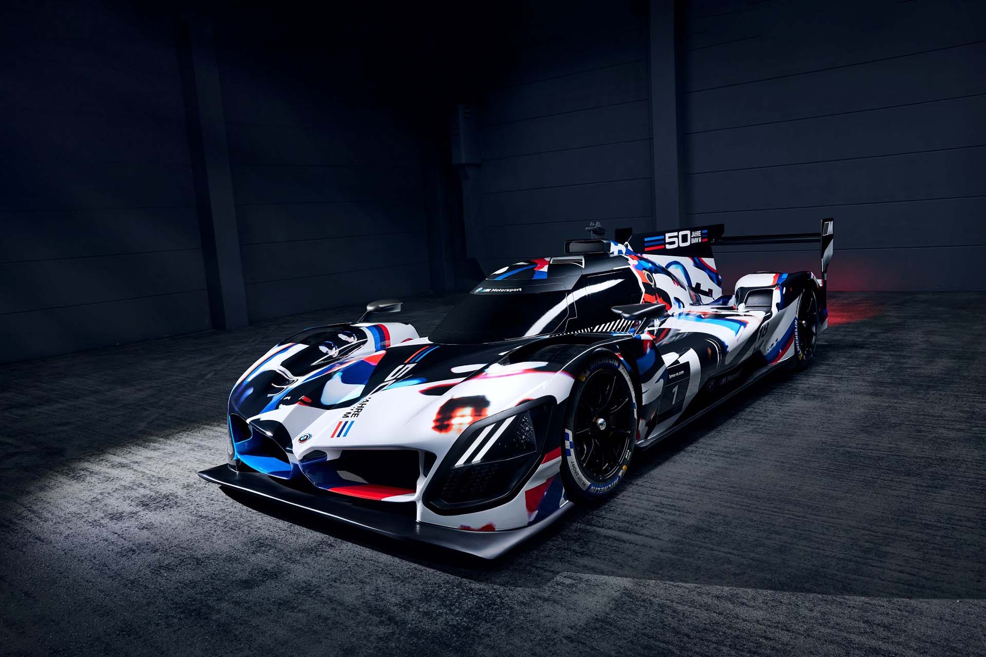征戰耐久賽事，BMW 發表 M Hybrid V8 LMDh 原型賽車！