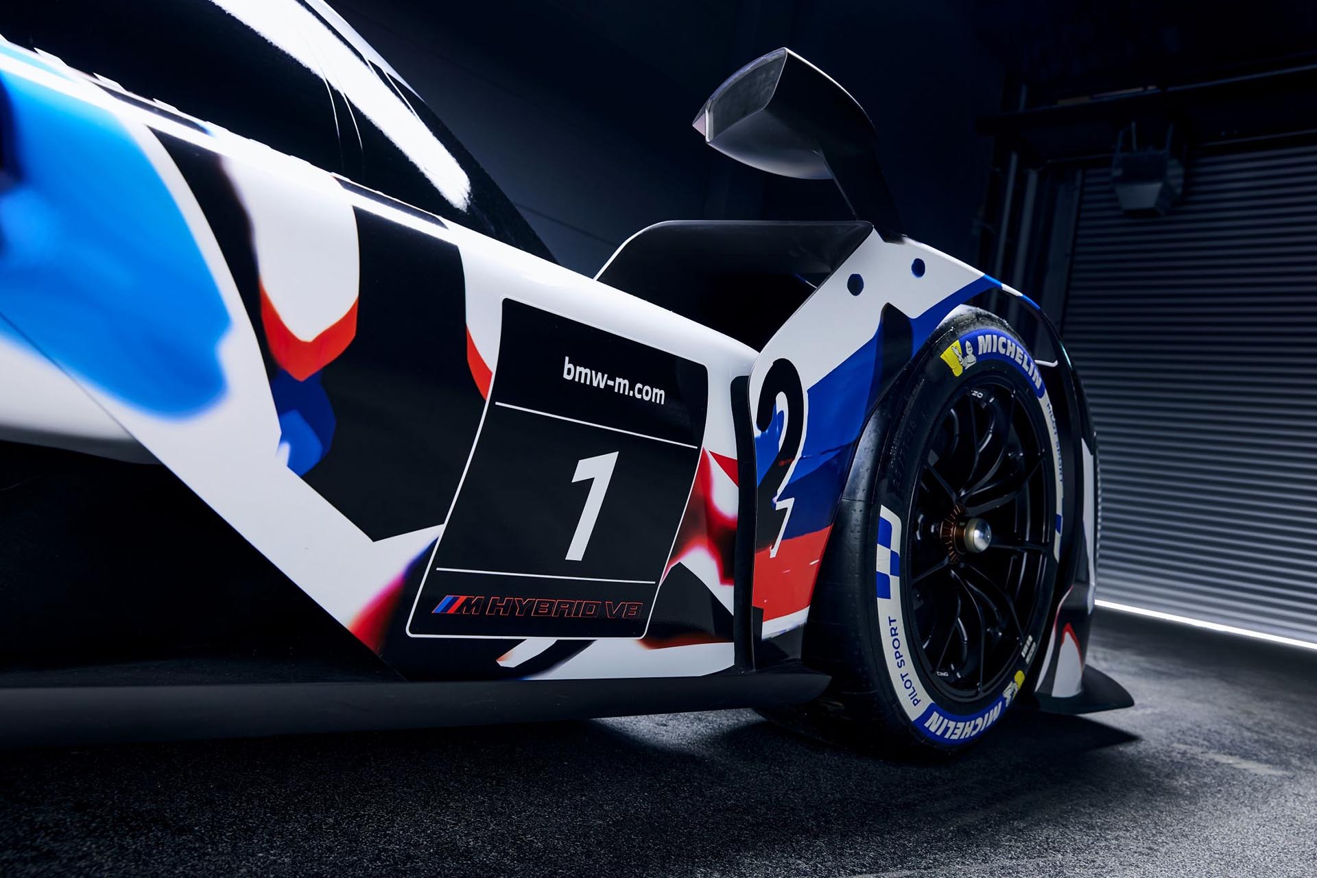 征戰耐久賽事，BMW 發表 M Hybrid V8 LMDh 原型賽車！